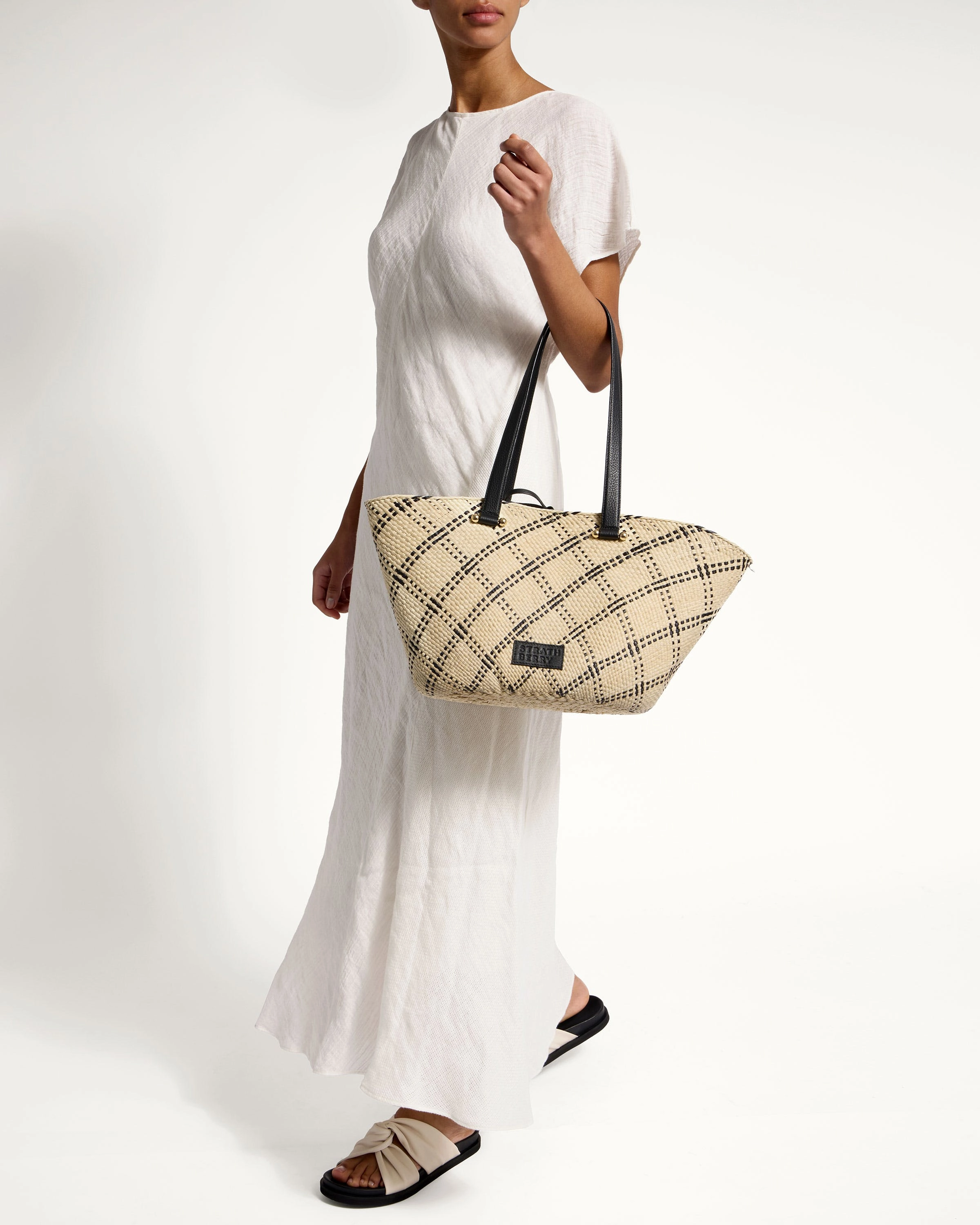 Medium Palm Basket - Natural Iraca Palm/Black